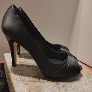 EUC White House Black Market Heels Size 9
